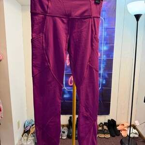 Lululemon women’s Capri Leggings Purple